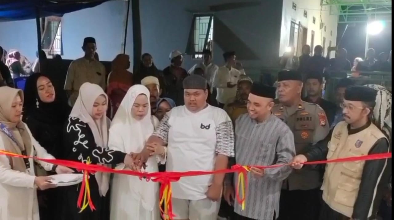 Kepala KUA saat pengguntingan pita