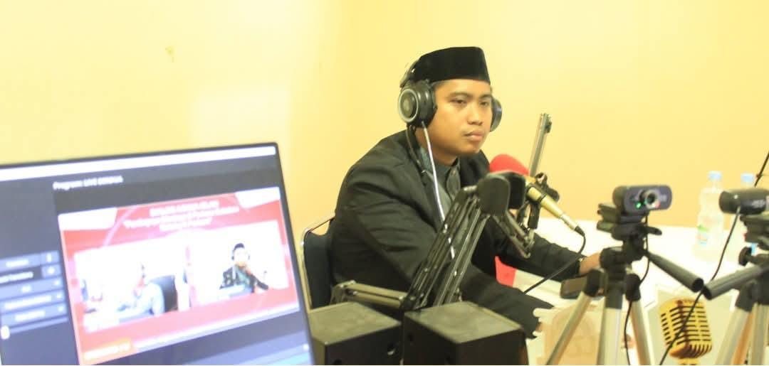 Abd. Azis saat siaran di Rewako FM