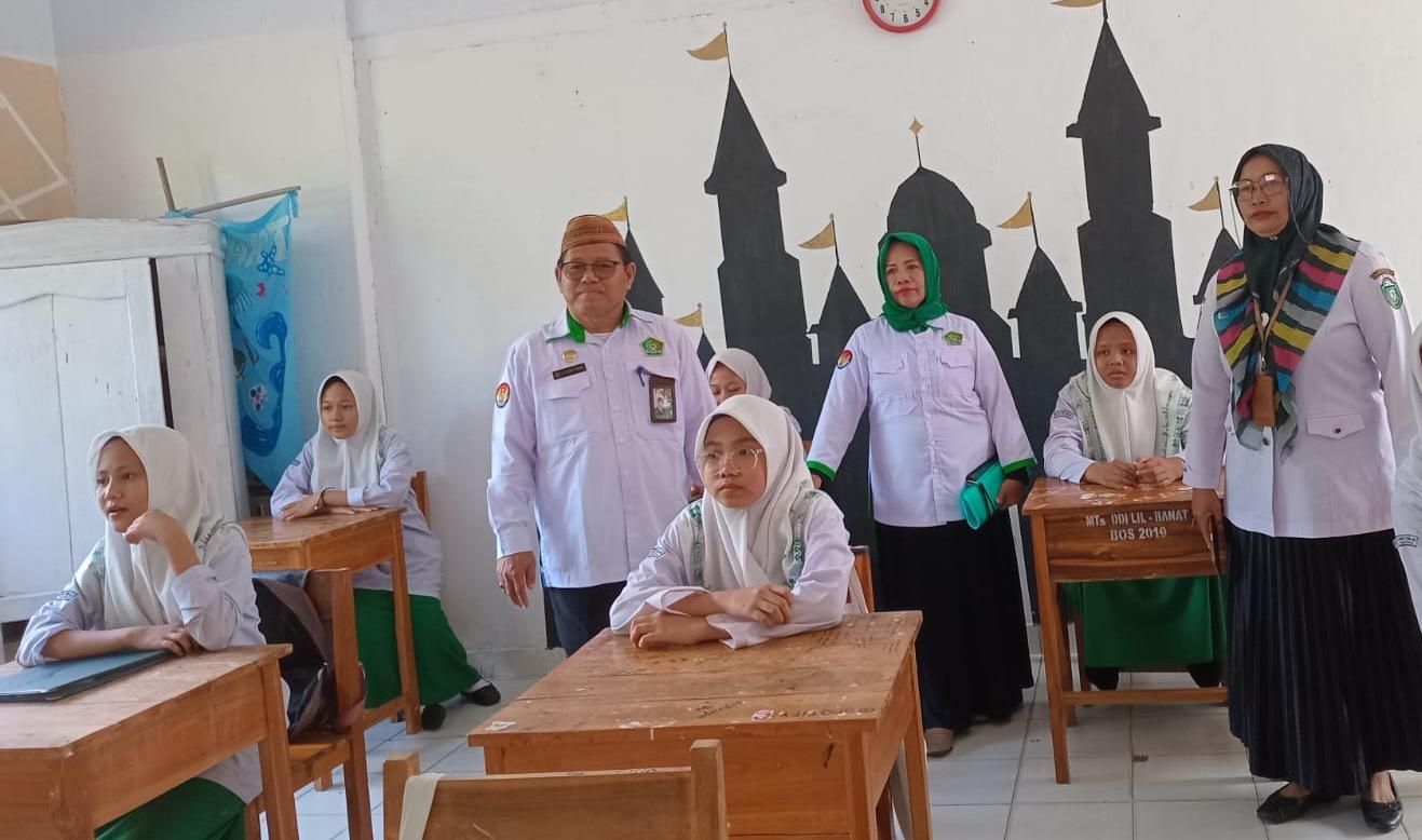 Kasi Penmad Pantau Pelaksanaan Ujian Sumatif Akhir Semester di MTs DDI Lil Banat