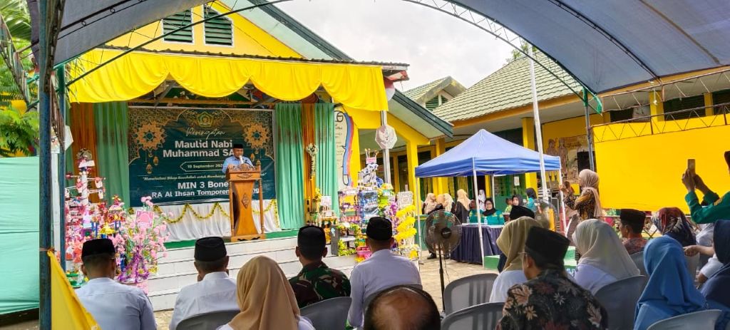 Semarak peringatan Maulid Nabi Muhammad SAW digelar di MIN 3 Bone, (10/09/2025) Acara ini berlangsung khidmat sekaligus meriah, dihadiri oleh Kepala Kantor Kementerian Agama Kabupaten Bone, para guru, orang Tua siswa, serta tokoh masyarakat setempat.