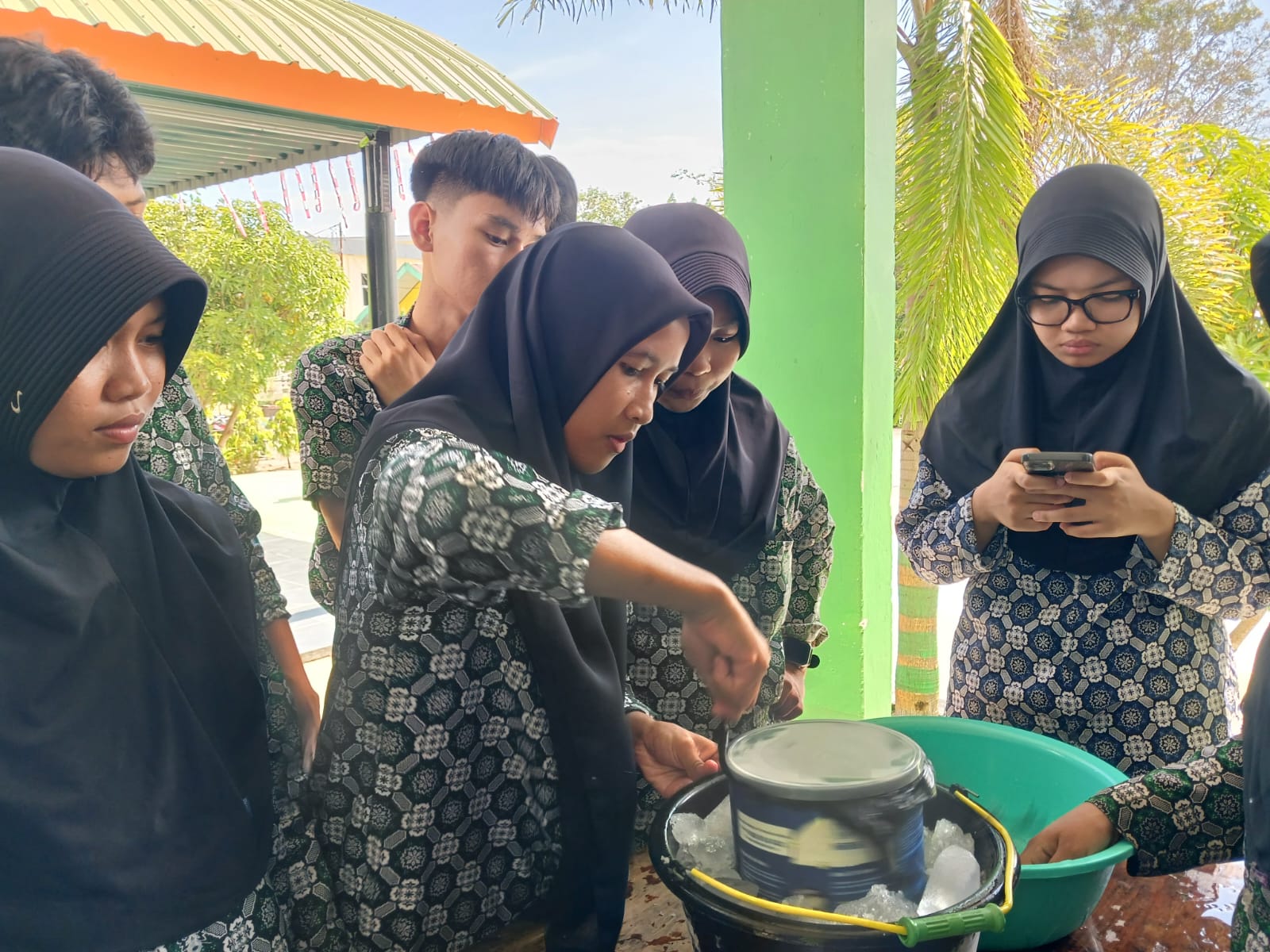 Siswa MAN 1 Parepare Seru-Seruan Bikin Es Krim