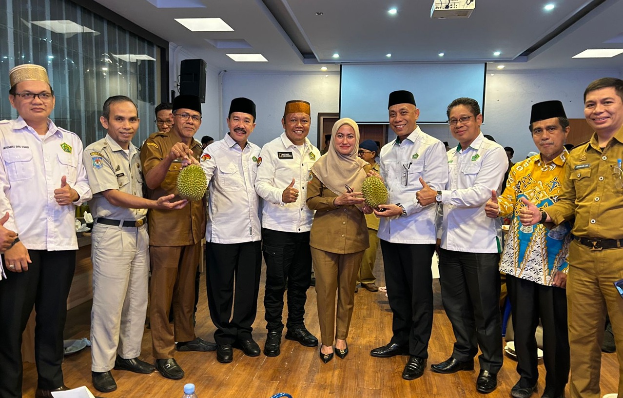 Kepala Kantor Kemenag Luwu Timur foto bersam Bupati Luwu Utara