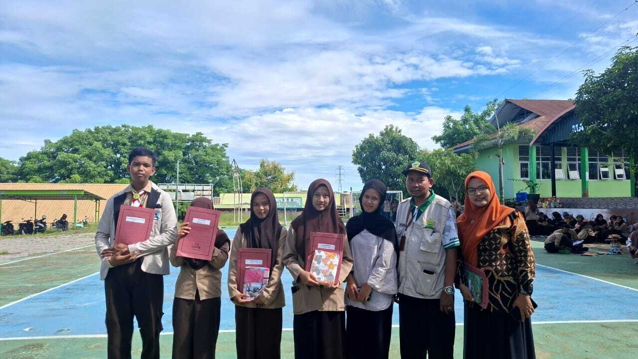 MAN 1 Parepare Serahkan Kado kepara para Juara Kelas