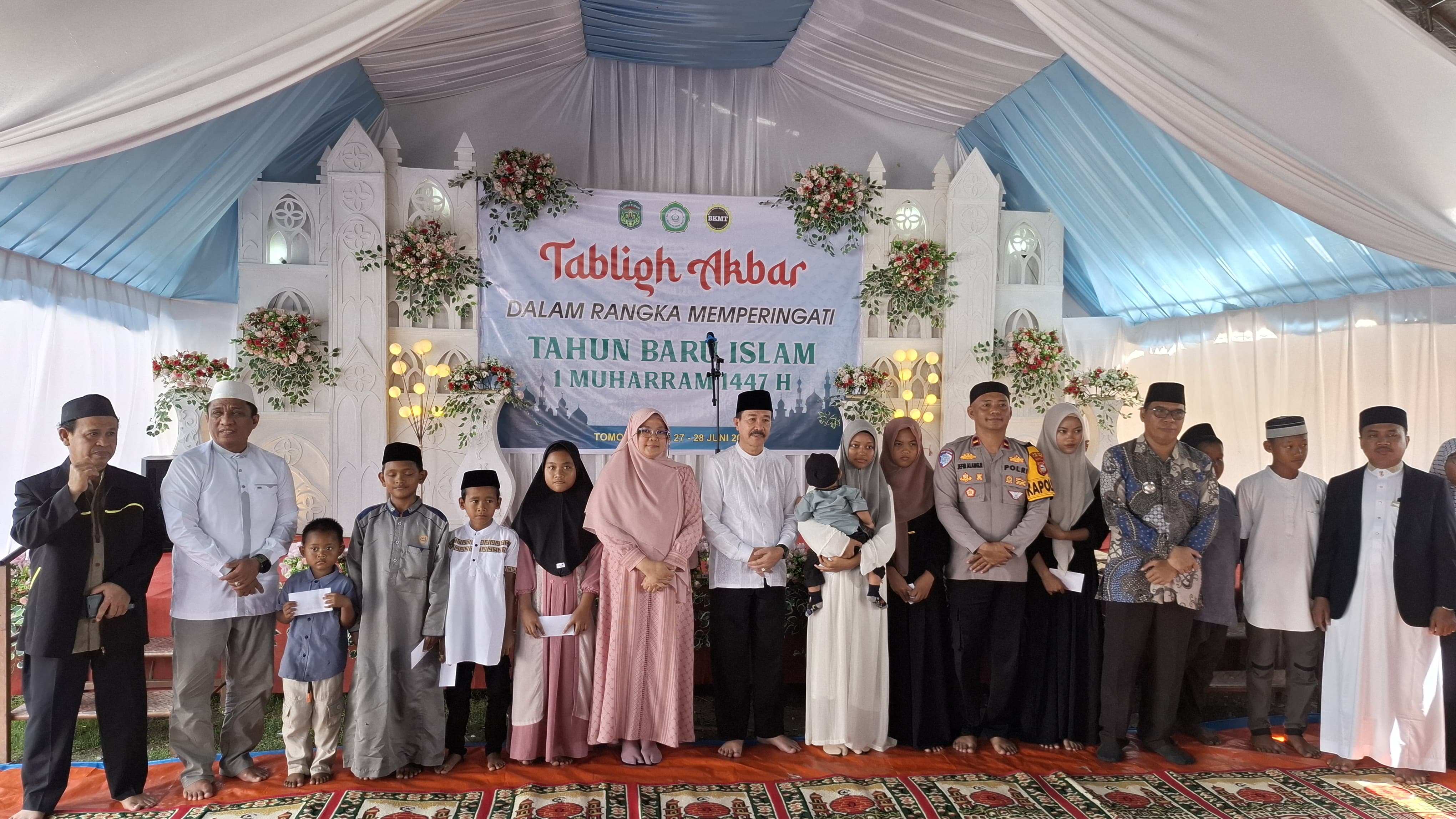 Kakan Kemenag Lutim pada barisan tengah (memakai baju putih), disamping kanan Kakan Kemenag Asisten 1 Pemda Lutim, diapit oleh Anak Yatim yang mendapat santunan, Kapolsek Tomoni Timur disis kiri dan disisi kanan Kasi Bimas Islam Kemenag Lutim