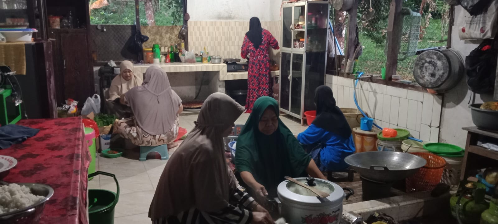 Ibu-ibu KUA Sinjai Timur sibuk di dapur kontingen sejak subuh