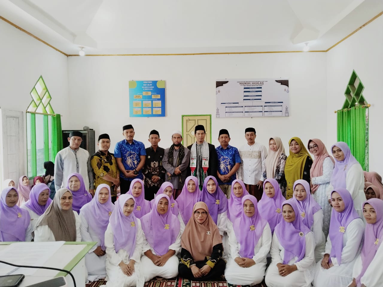 Foto bersama para pengurus MT