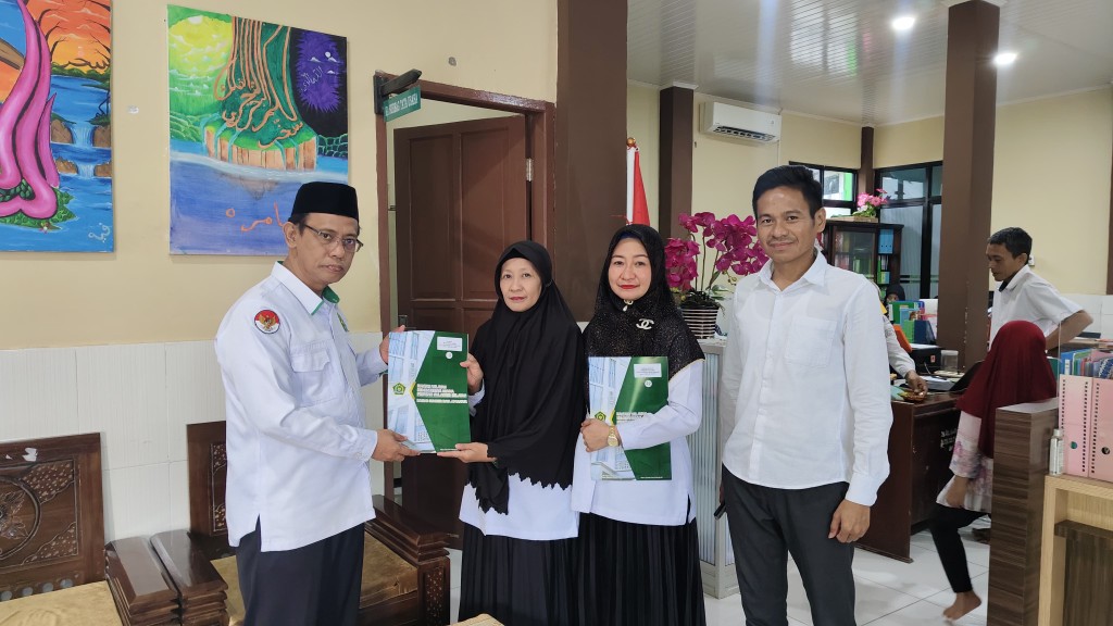 Kasubbag TU H. Abdul Kadir menyerahkan SK pengangkatan dua PPPK Kemenag Maros.