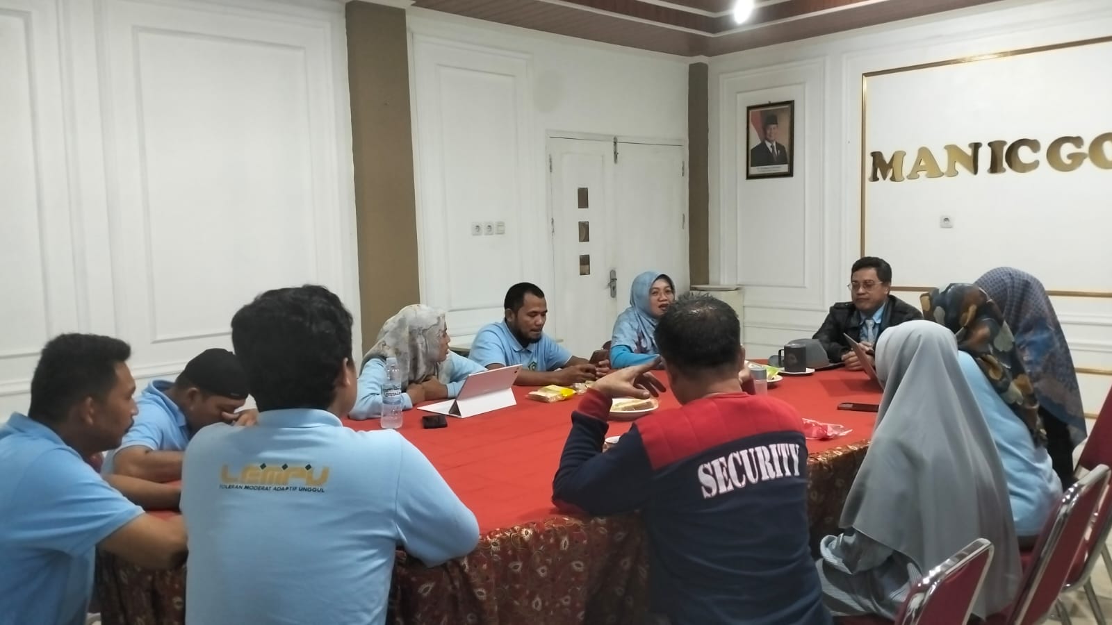 Suasana pertemuan di ruang rapat
