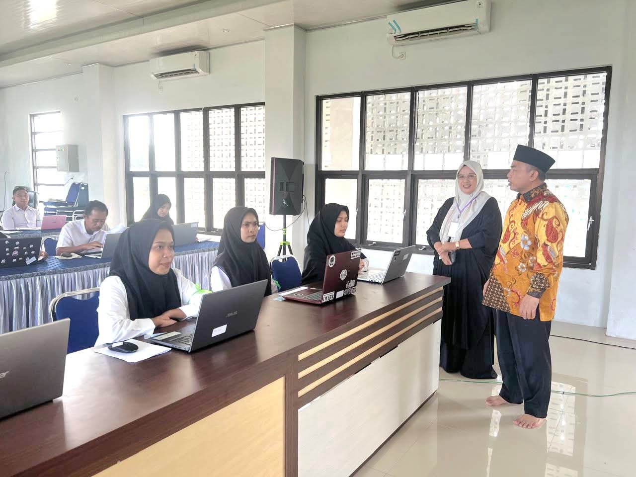 Kepala Kemenag Takalar H. Solihin saat memantau pelaksanaan SKTT