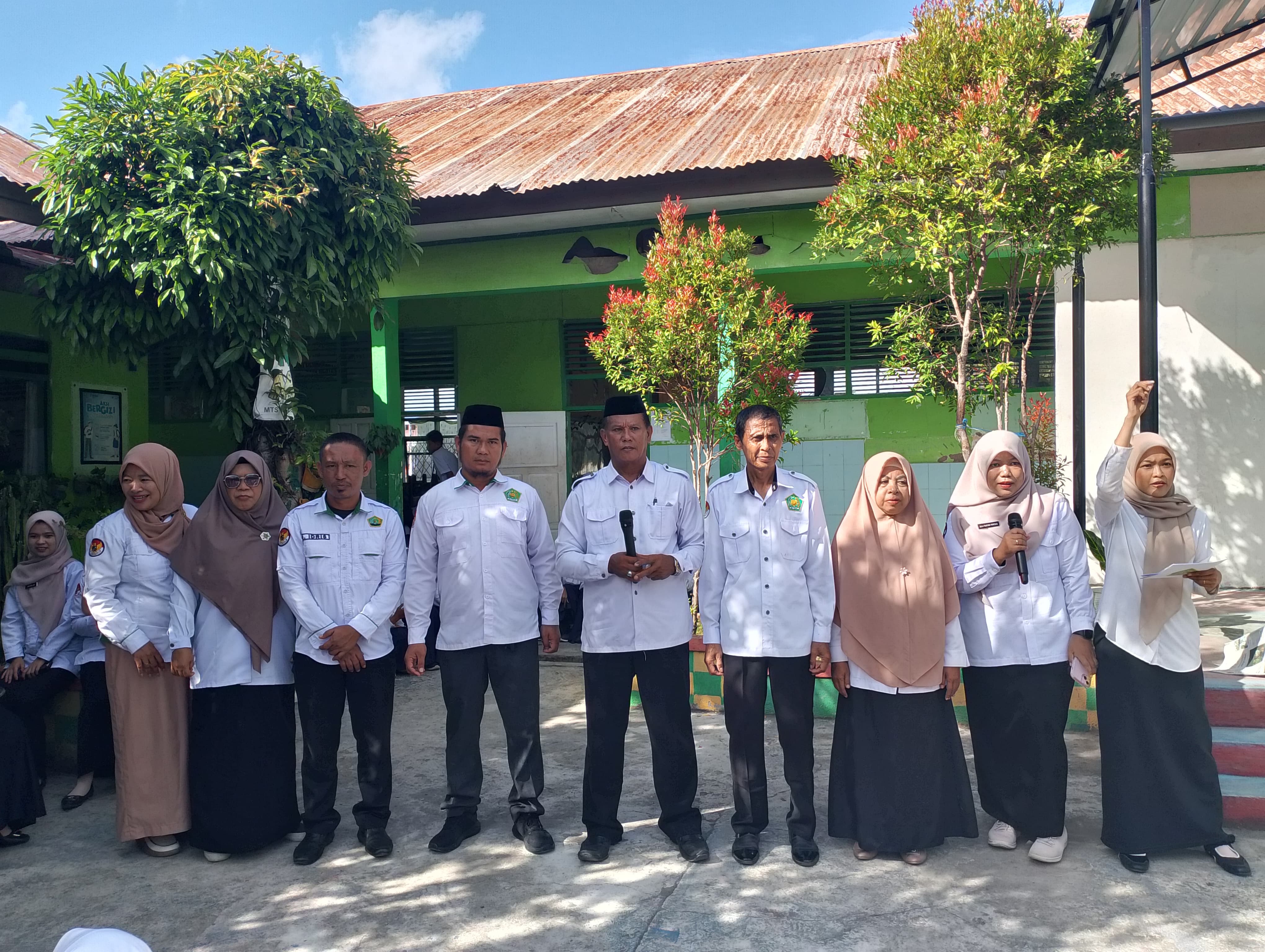 Kepala MTsN 4 Sinjai membuka secara resmi kegiatan lomba