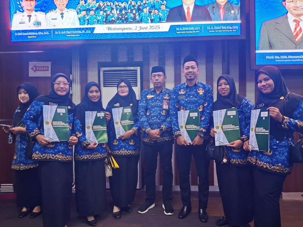 Kepala MIN 4 Bone bersama 6 ASN PPPK yang resmi menerima SK pengangkatan di Gedung PKK Bone, Senin (2/6/2025).