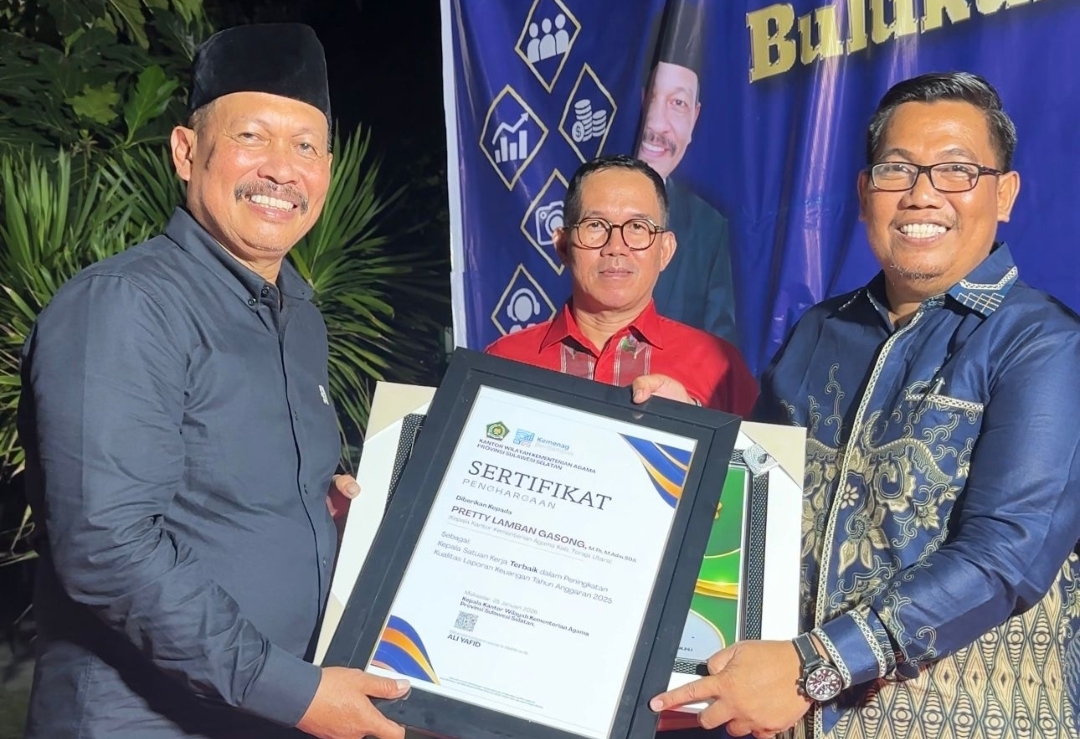 Kanwil Kemenag Sulsel Beri Penghargaan Satker Terbaik pada Evaluasi Kinerja 2025