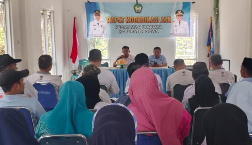 Kepala KUA bersama Camat