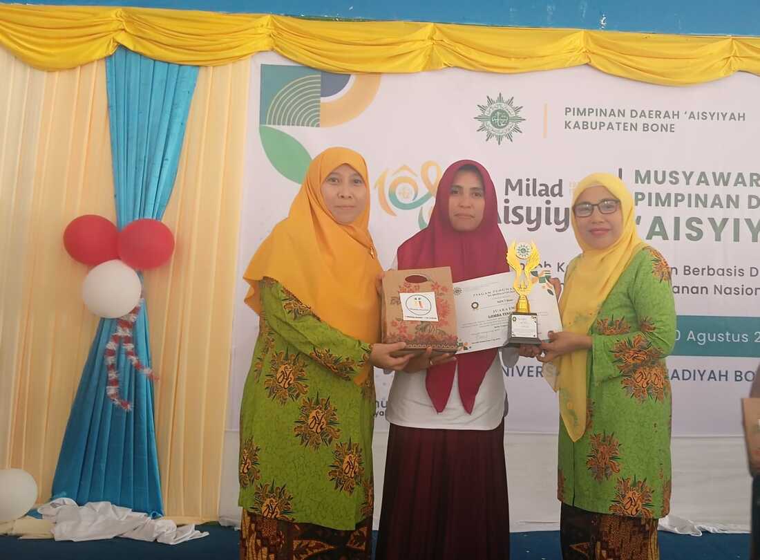 Penyerahan Piala Juara Umum oleh Panitia Pelaksana Lomba Seni, Budaya, Olahraga, dan Permainan Tradisional