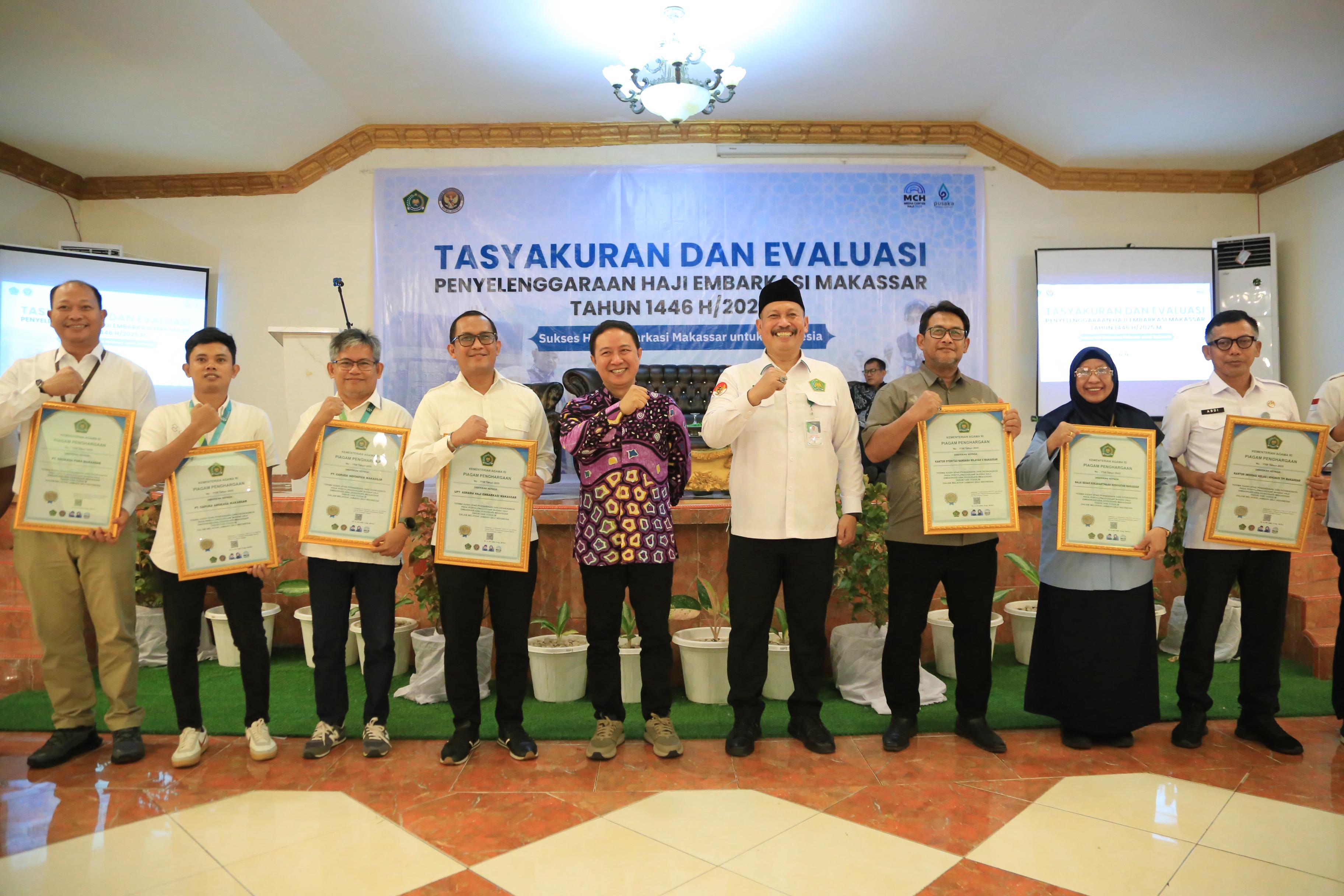 Tasyakuran dan Evaluasi Penyelenggaraan Haji Embarkasi Makassar Banjir Piagam Penghargaan