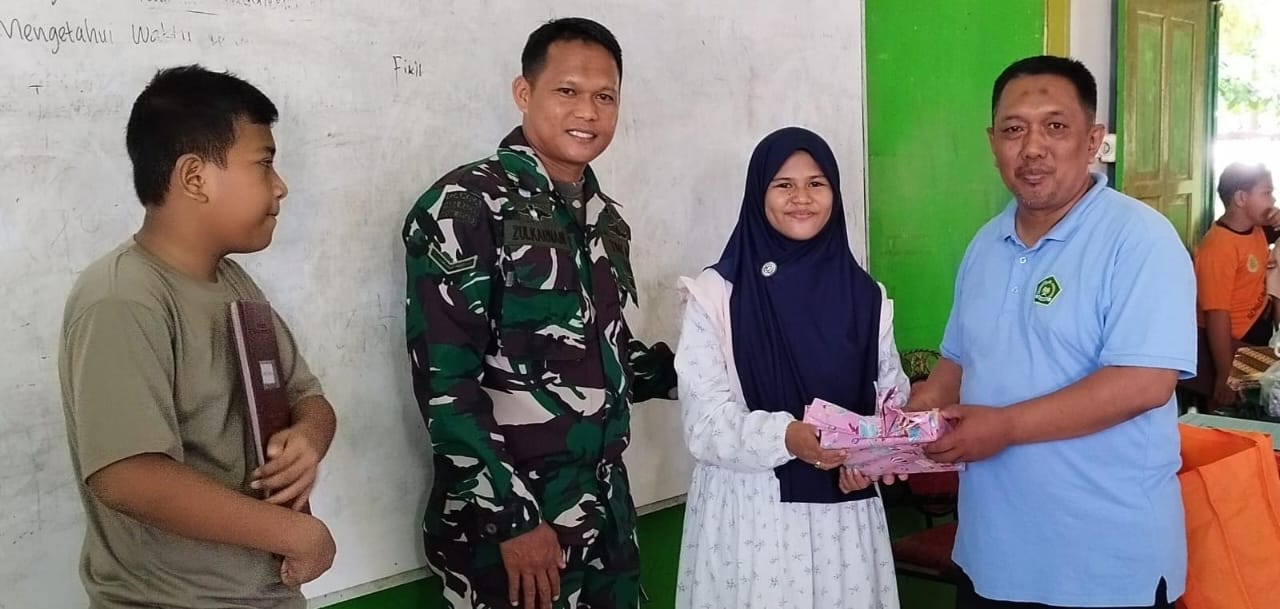 Kamad saat penyerahan hadiah