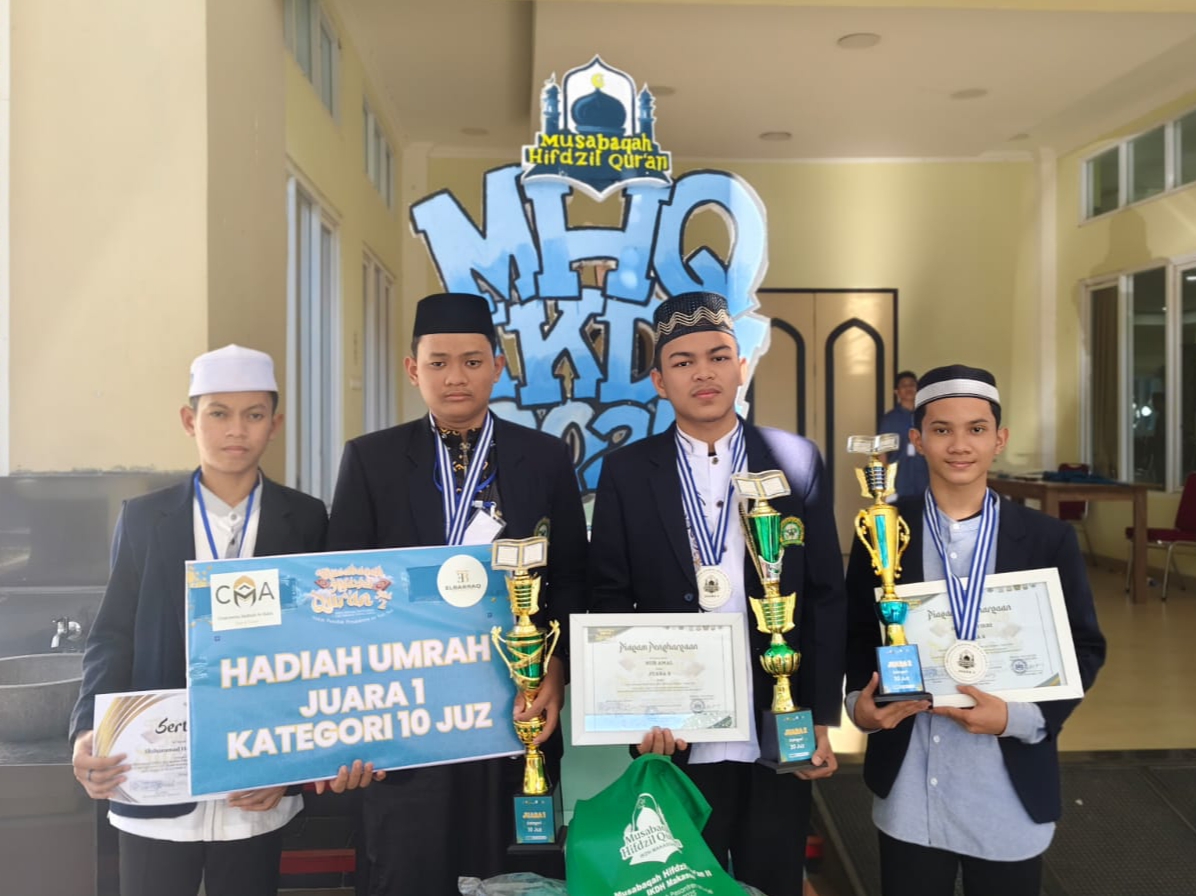 Wizam Ahmad Biruni Santri bersama rekan