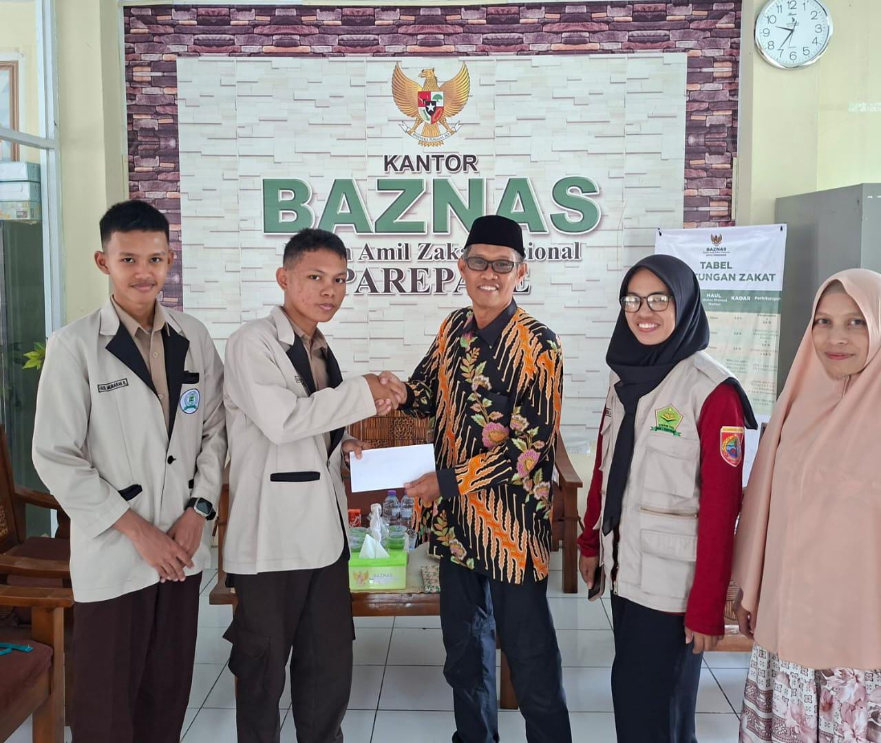 OSIM MAN 1 Parepare Serahkan Donasi ke Baznas