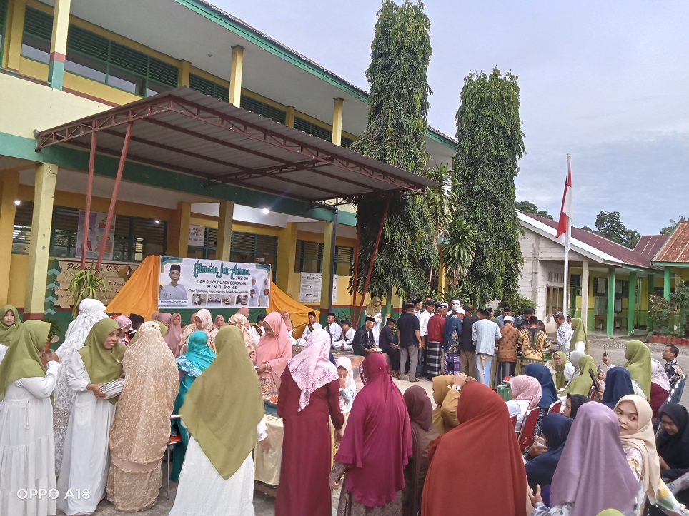 Ratusan orang menghadiri acara buka puasa bersama yang diselenggarakan oleh Keluarga Besar MIN 1 Boner