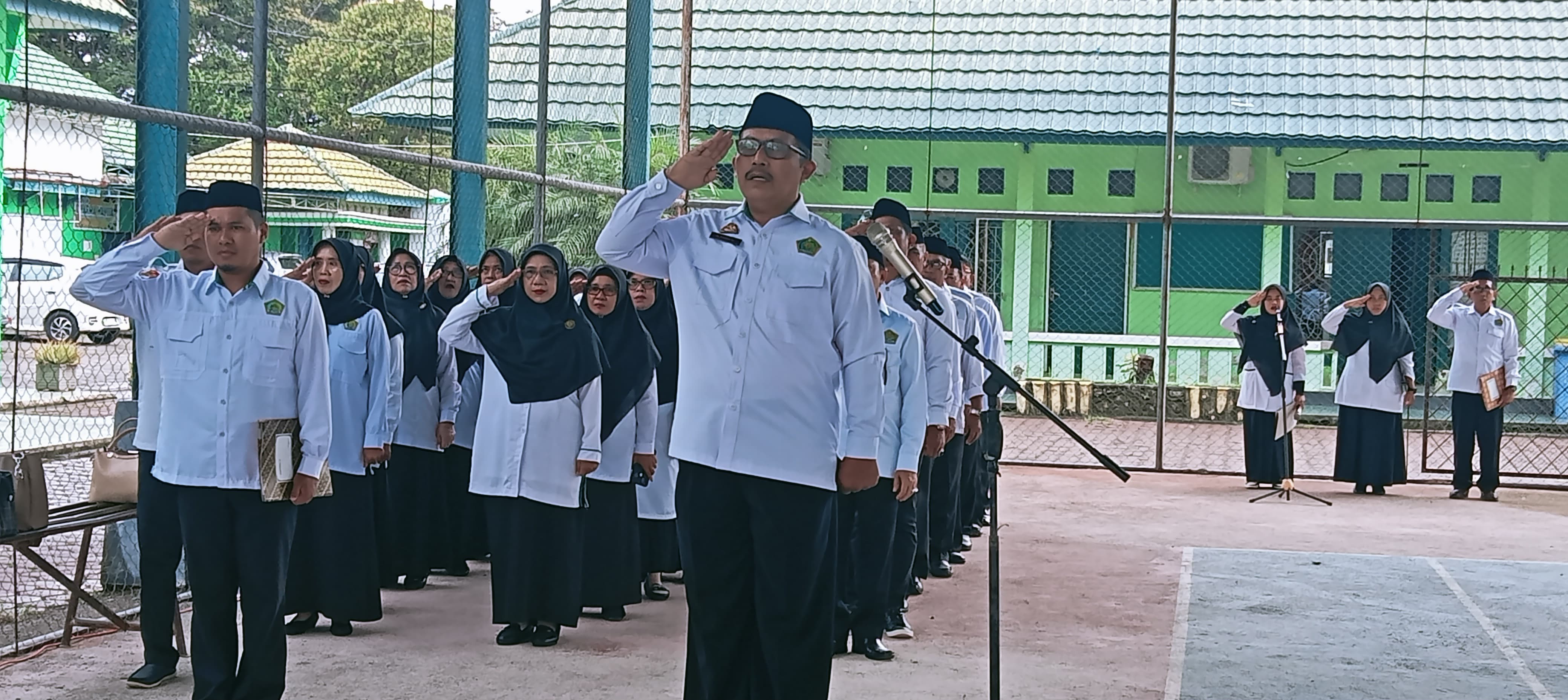 Drs. H. Armin, M.Sos.I Bertindak Sebagai Pembina Upacara