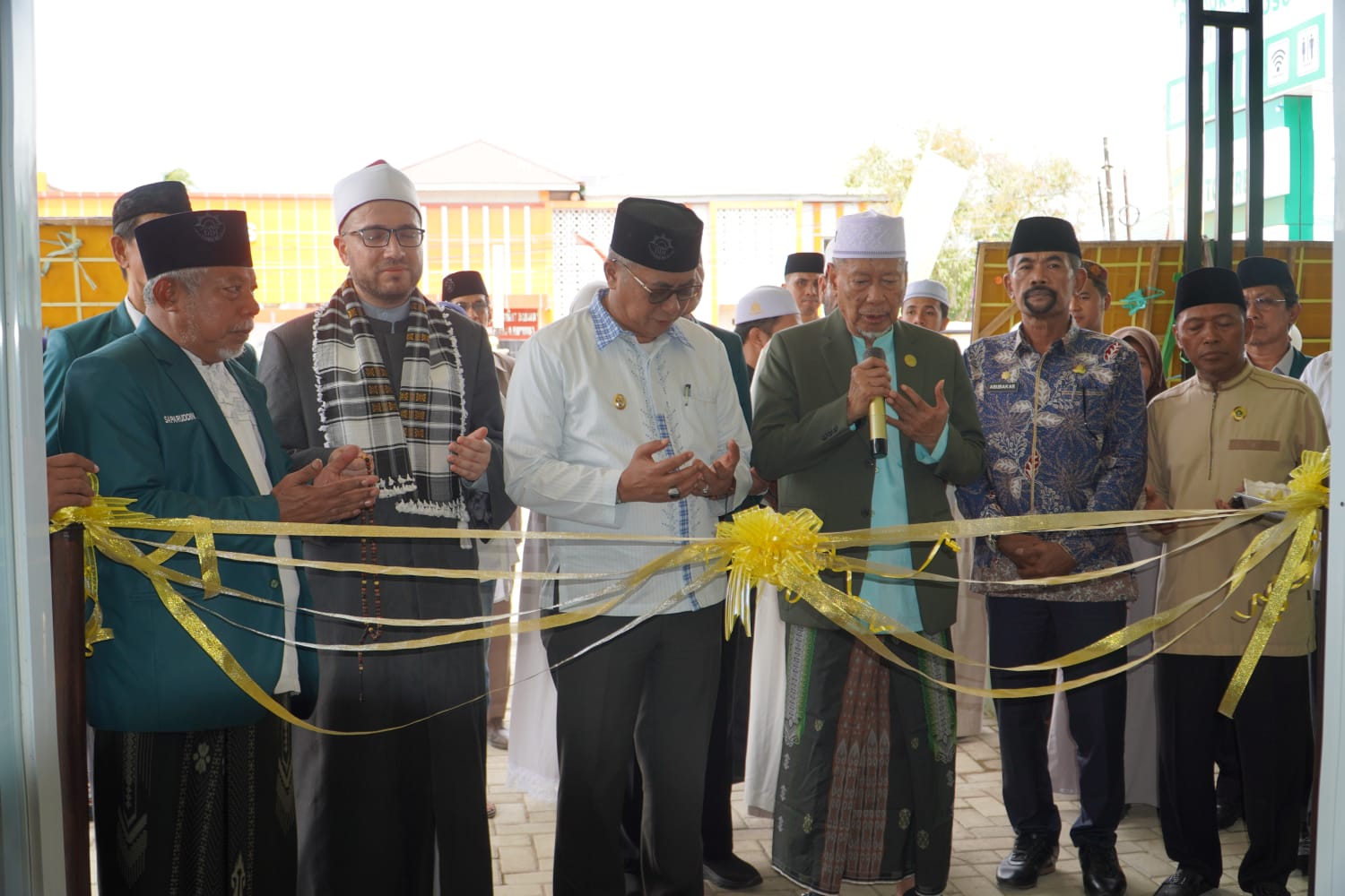Gunting Pita dan Belanja Perdana di Pembukaan Toserba Atta’awun DDI Mangkoso