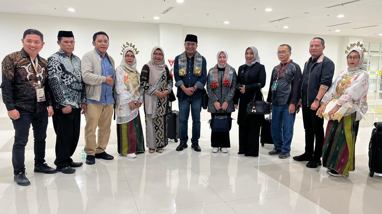 Foto Bersama Kakanwil Kemenag NTB dan Kasubbag TU Kemenag Jeneponto Beserta Jajaran