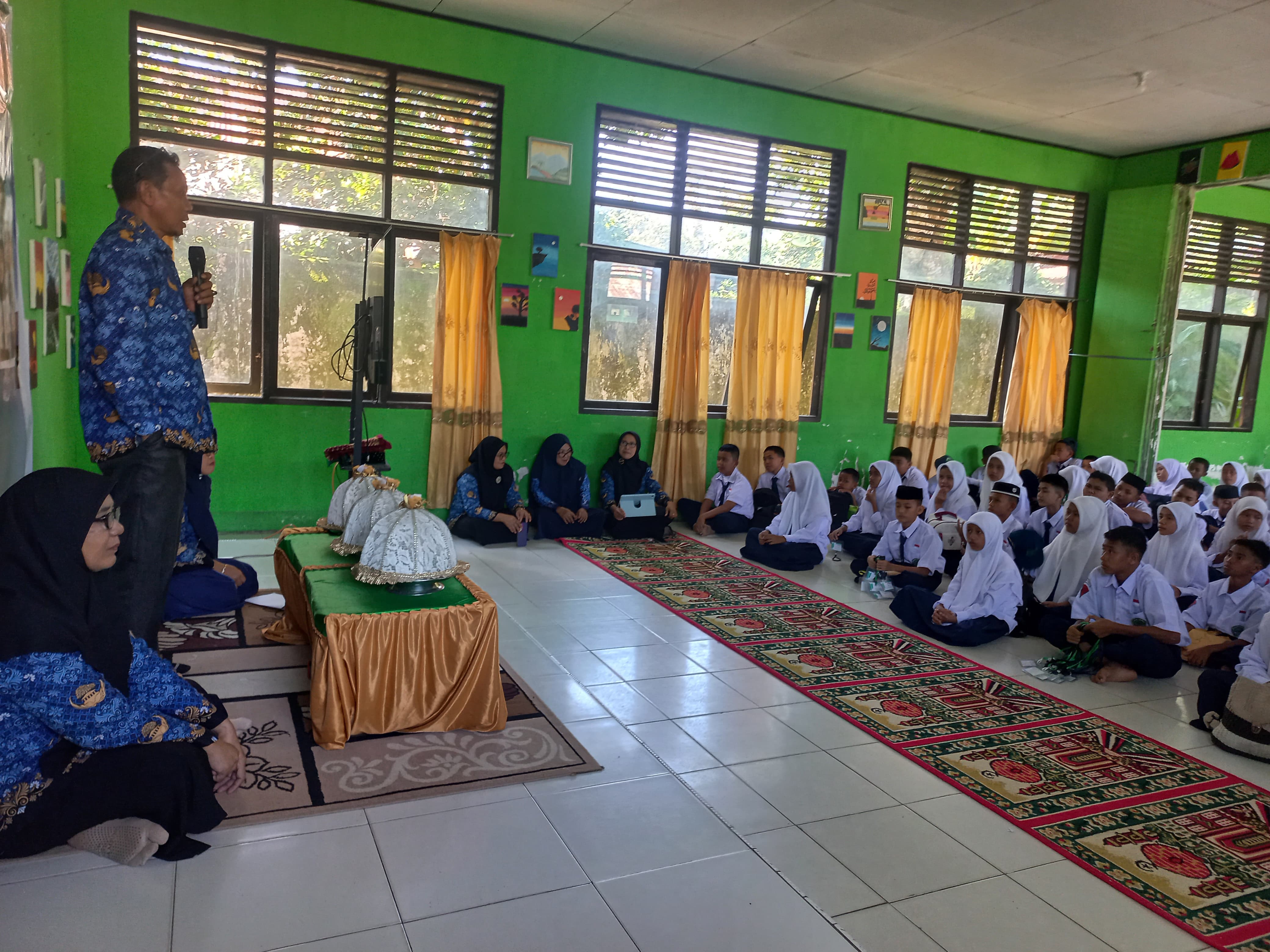 Kamad MTsN 1 Sinjai Resmi menutup Matsama Tahun Pelajarn 2025/2026