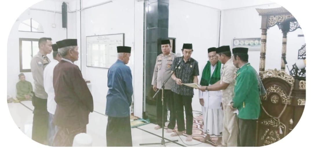 Kepala KUA Duampanua Iringi Pelantikan Imam Masjid Babussalam dengan Doa