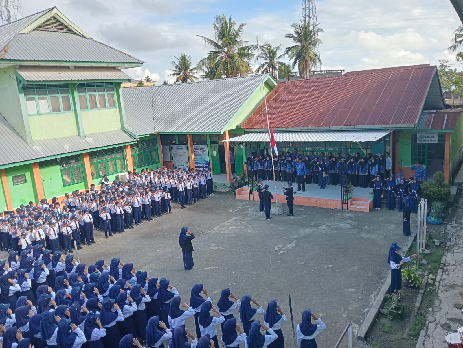 Suasana upacara peringatan hari Sumpah Pemuda di MTsN 2 Bone, Selasa (28/10/2025)