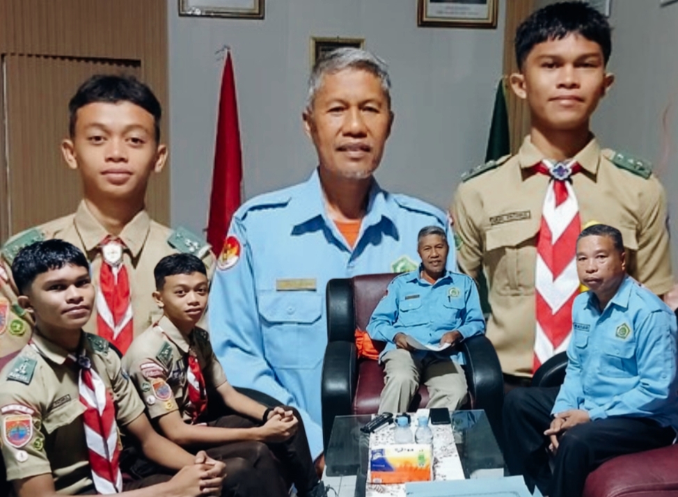 Di ruang kerja Kepala MAN 2 Bone, Rabu, 29 Oktober 2025, H. Muslimin menerima kehadiran siswa yang akan mengikuti Kemah Saka Nasional