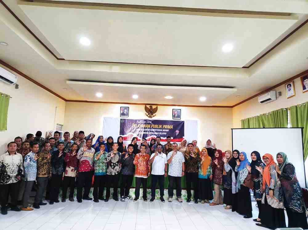 Foto Bersama Narasumber dari BSI Cabang Bantaeng Usai Bimtek Pelayanan Publik Prima