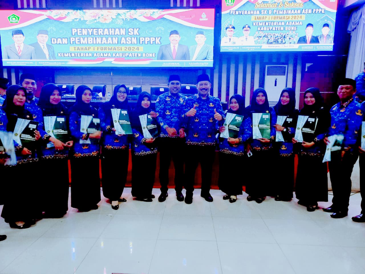 Foto bersama Bapak Kanwil Kementerian Agama Sulsel Bapak Ali Yafid, Kepala MAN 4 Bone Andi Muhammad Irfan dan ke-13 tenaga pendidik dan tenaga kepandidikan MAN 4 Bone