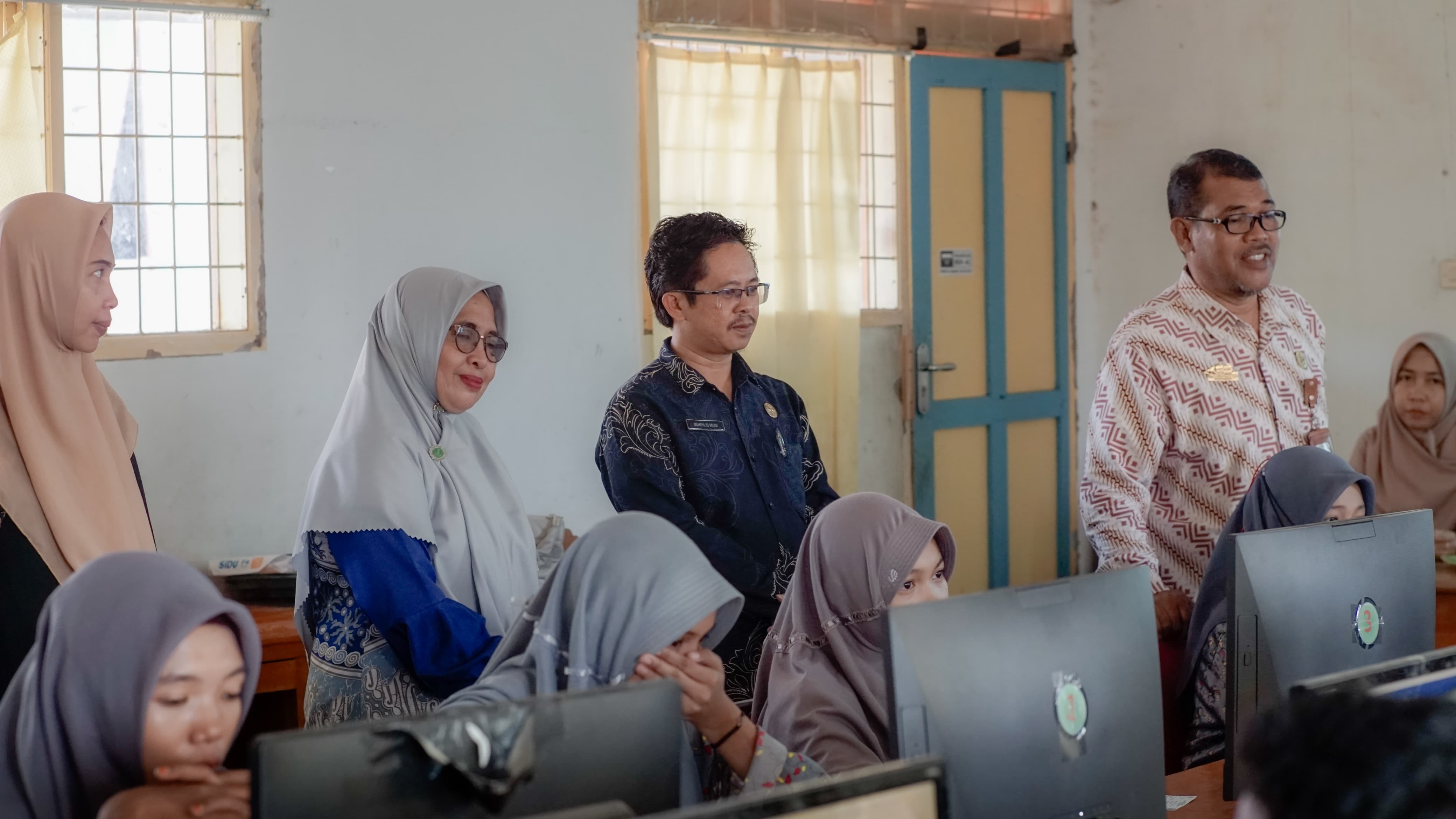 Kasi Penmad Kemenag Bantaeng Tinjau ANBK 2025 di MAS Muhammadiyah Bantaeng pada Rabu, 6 Agustus 2025 (Foto: Humas MA Muhammadiyah Bantaeng)