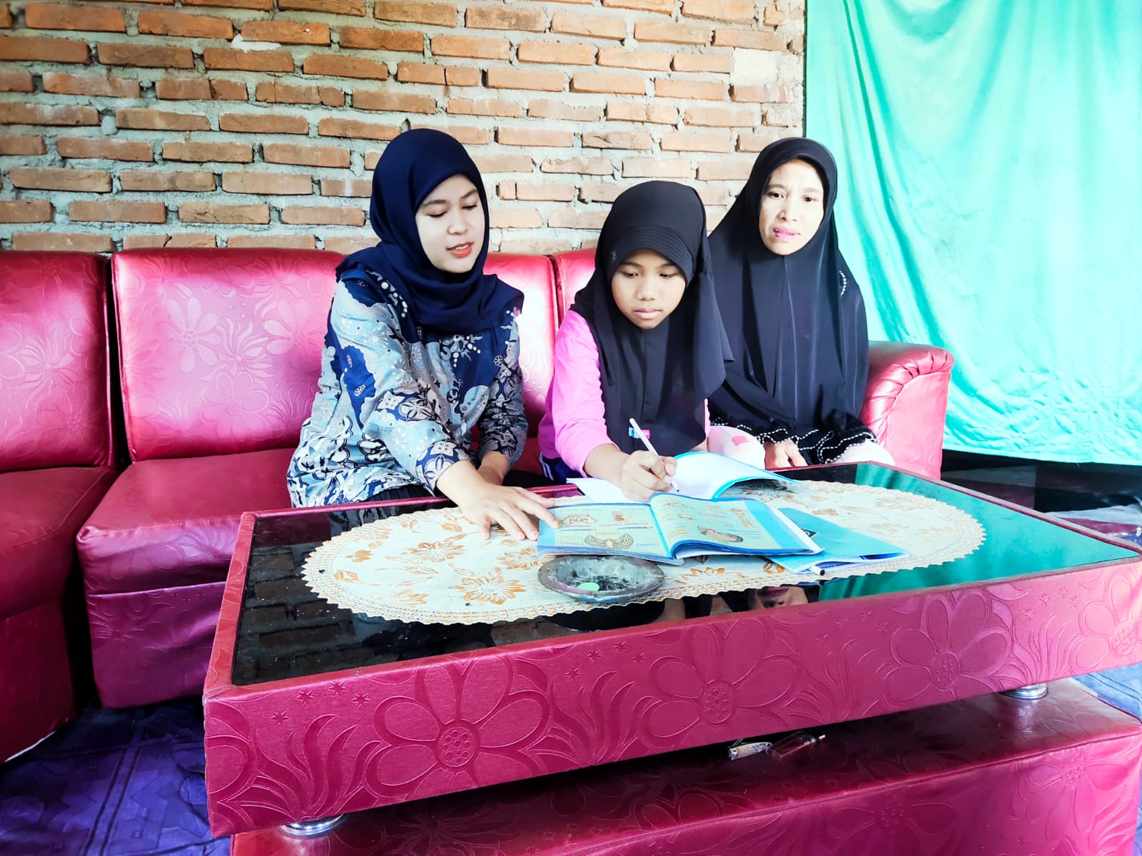 Pendidik MIS Al-Ikhsan Laiya mengunjungi rumah salah satu peserta didik