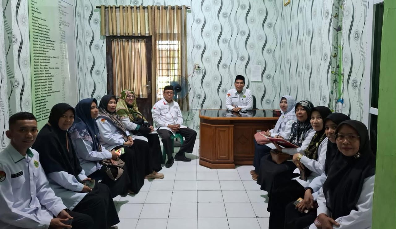 Ketua IPARI Gowa bersama pengurus di ruang Kasi Bimas Islam