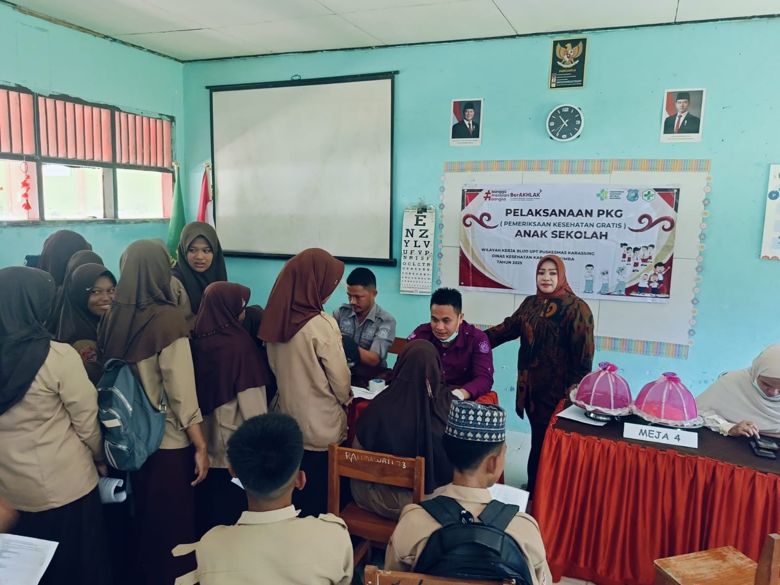 Suasana  Pemeriksaan Kesehatan Gratis (PKG) oleh Puskesmas Karassing di MTsN 5 Bulukumba