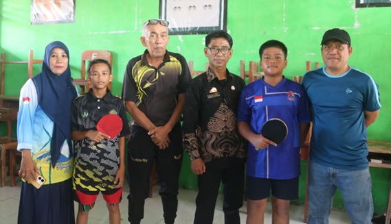 foto bersama Kamad MTsN 1 sesaat setelah pertandingan