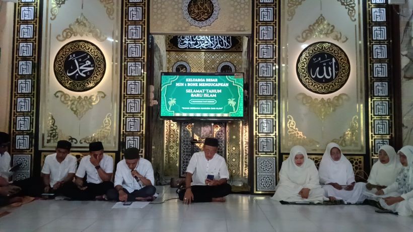 Pendidik dan Tenaga Kependidikan MIN 1 Bone melaksanakan Zikir Akhir Tahun