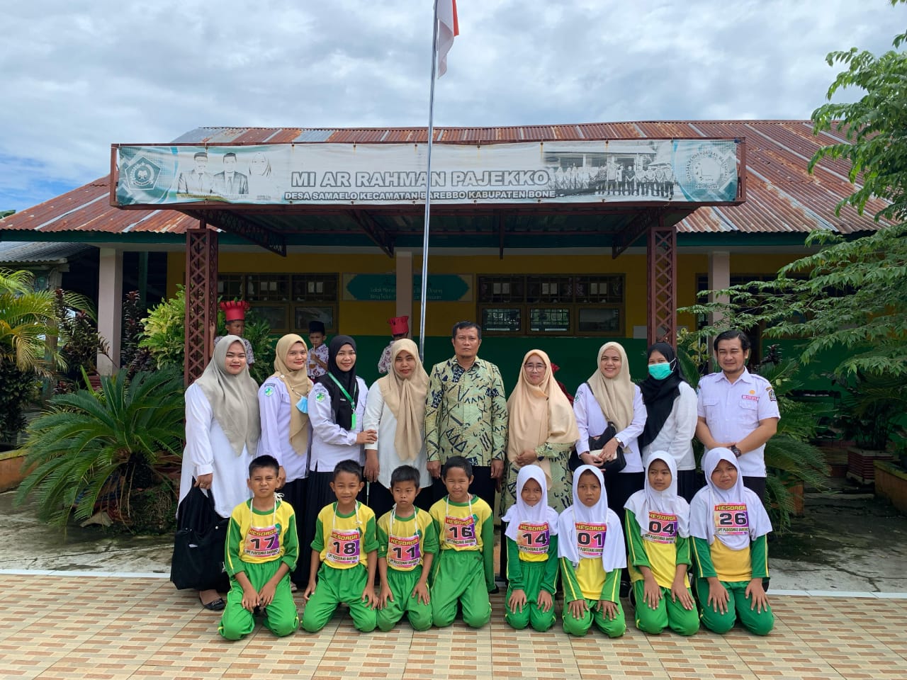 Tim kesehatan Puskesmas Barrebbo foto bersama dengan Murid MI Arrahman Pajekko