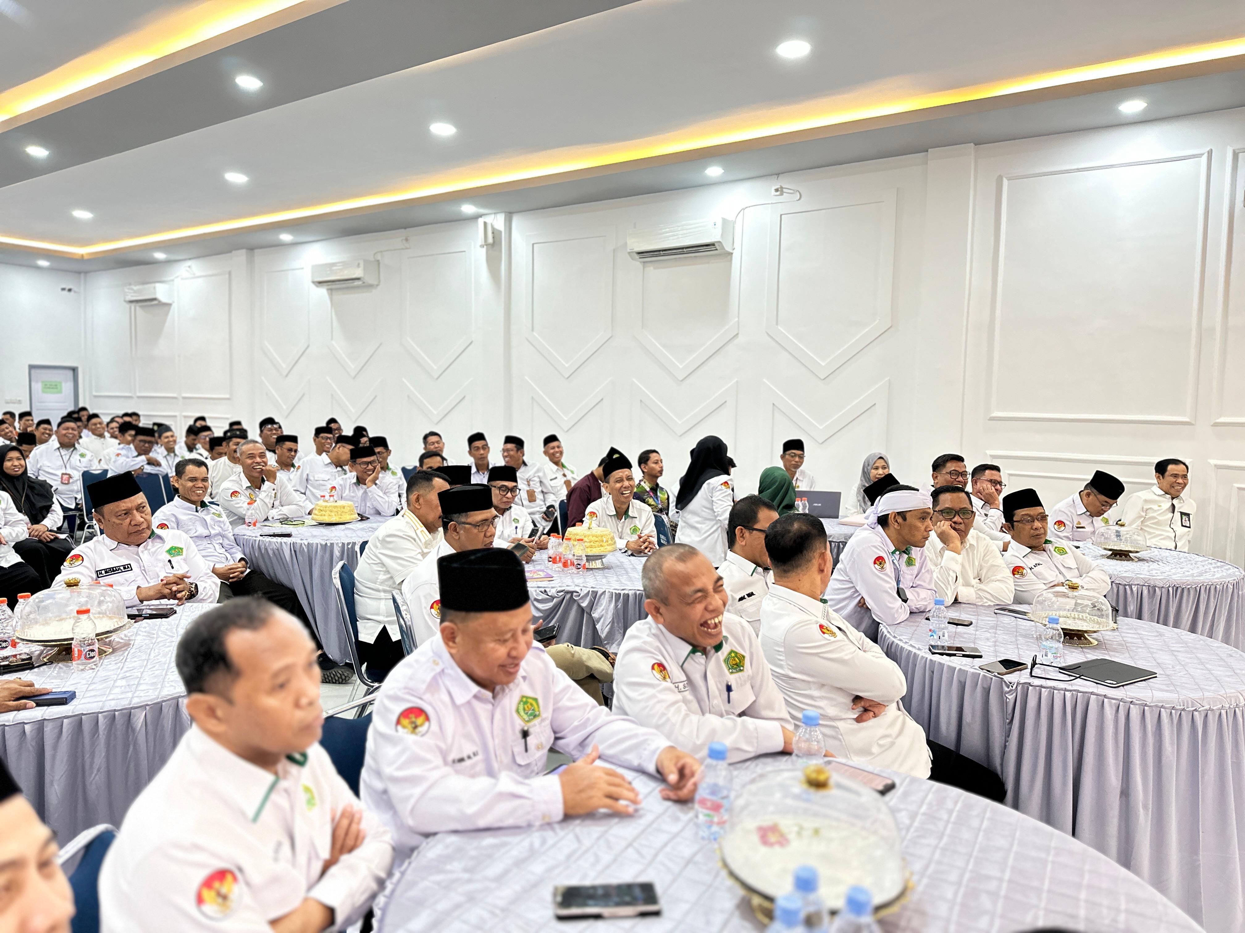 Suasana serius penuh konsentrasi, jajaran pimpinan Kemenag Sulsel membahas sinergi program dalam Rapat Koordinasi di Wajo."