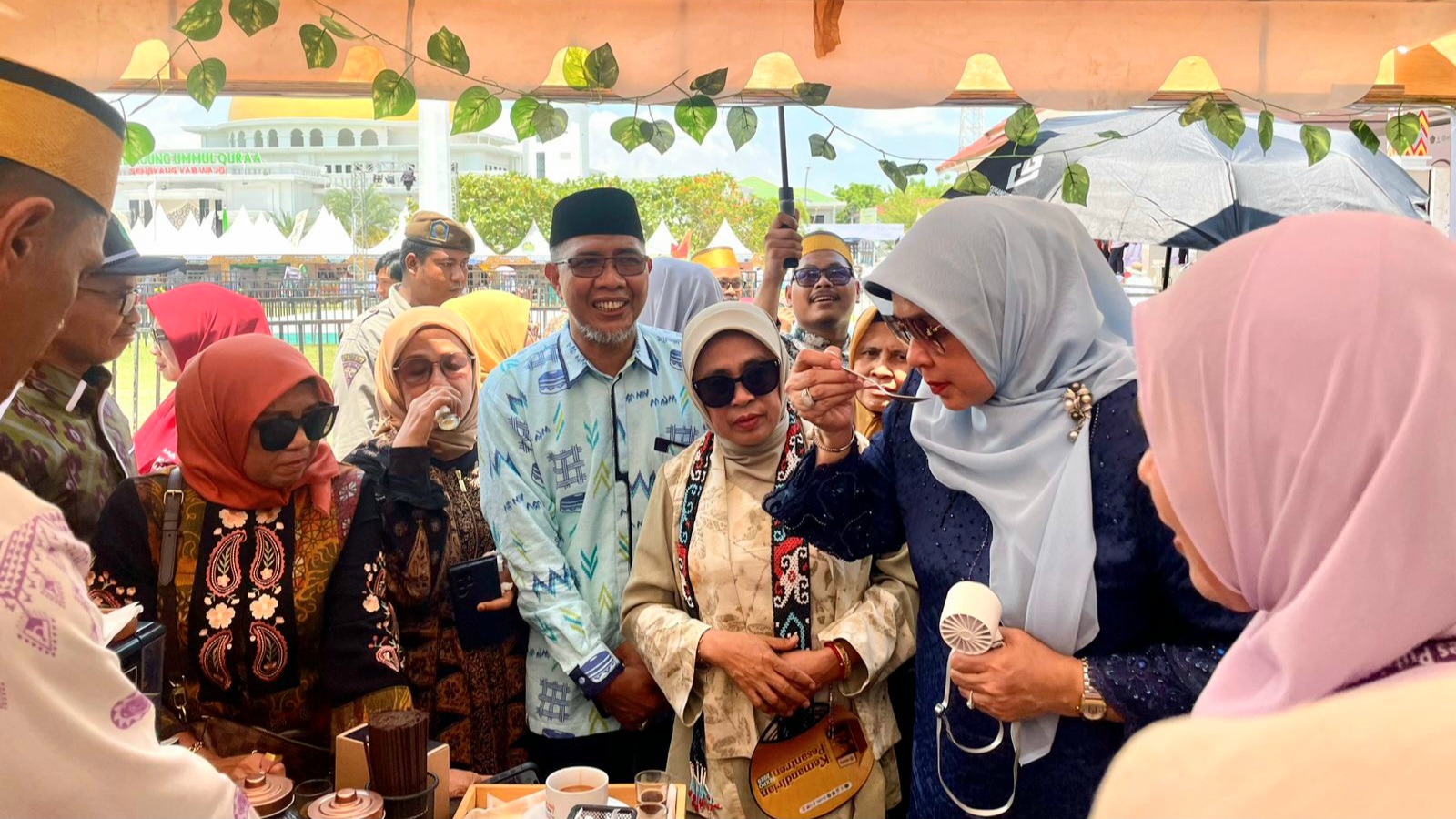 Kunjungi Stand Ponpes Al-Furqan Bantaeng di Expo Kemandirian Pesantren MQKI 2025, Istri Menag: Rasanya Beda (Foto: Humas Kemenag Bantaeng)
