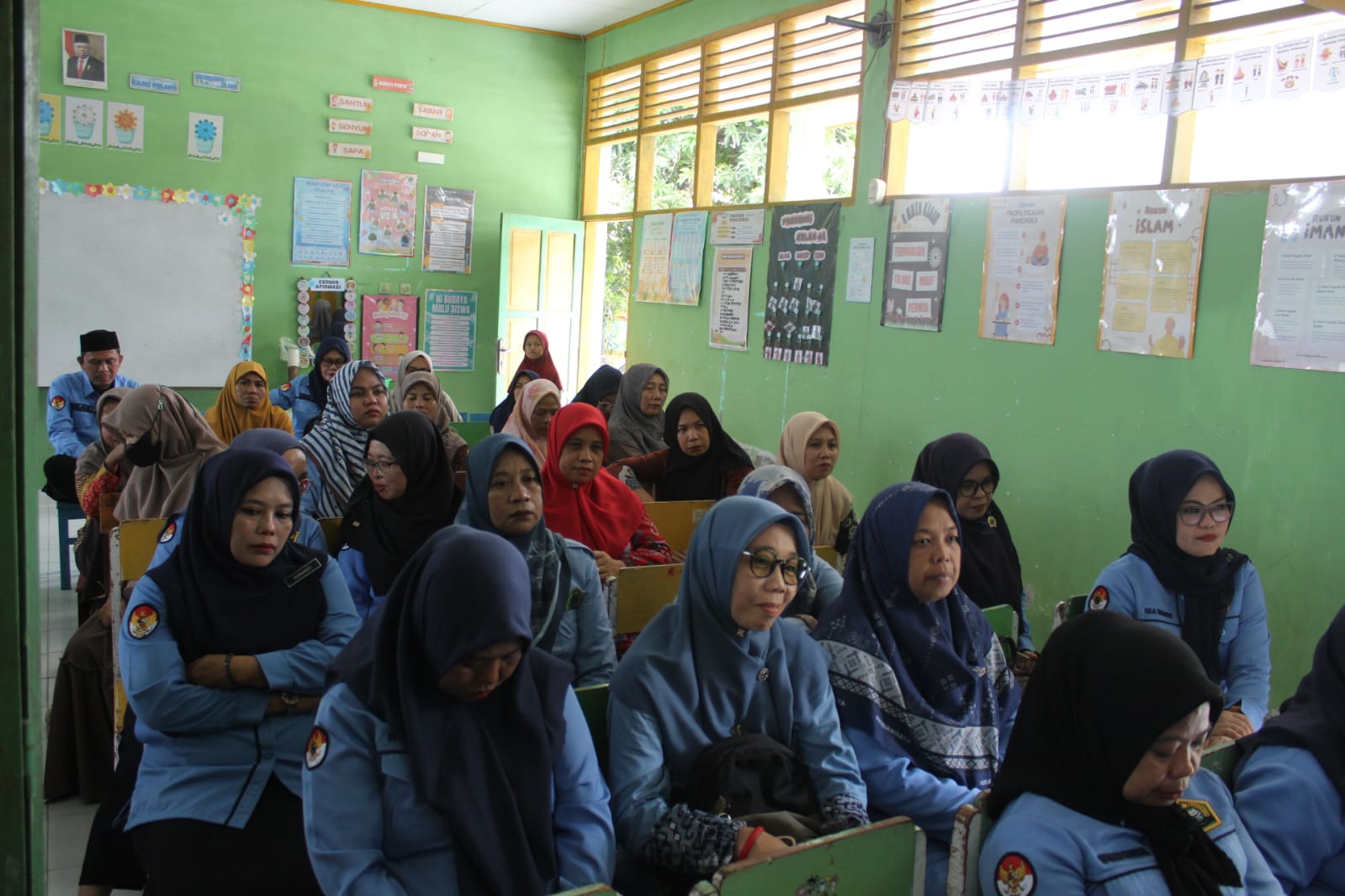 “Guru-guru MIN 4 Bone antusias mengikuti sosialisasi transformasi pembelajaran digital sebagai upaya peningkatan kompetensi dan kualitas layanan pendidikan.”