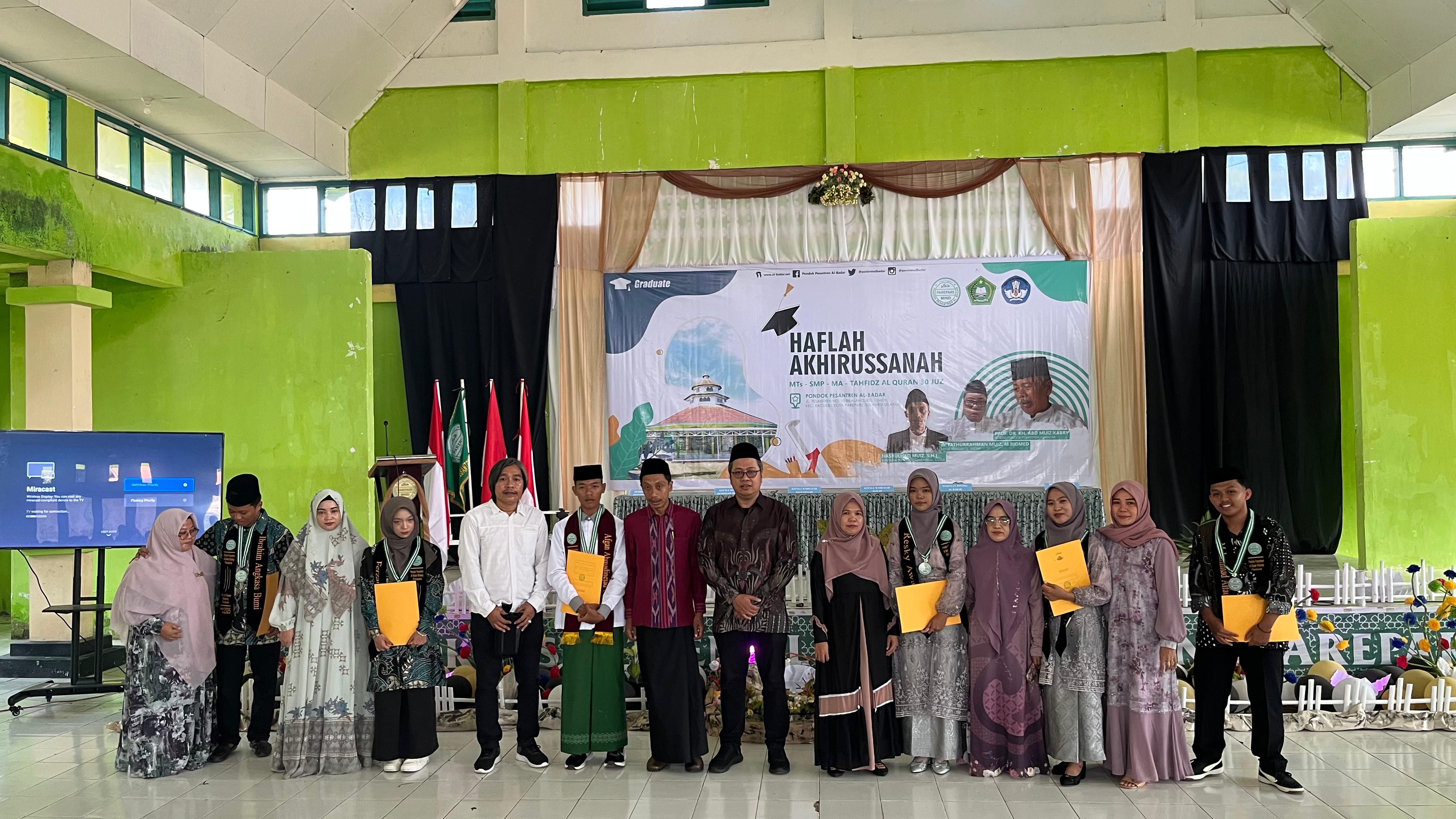 Penghargaan bagi santri terbaik Pontren Al Badar Bilalang
