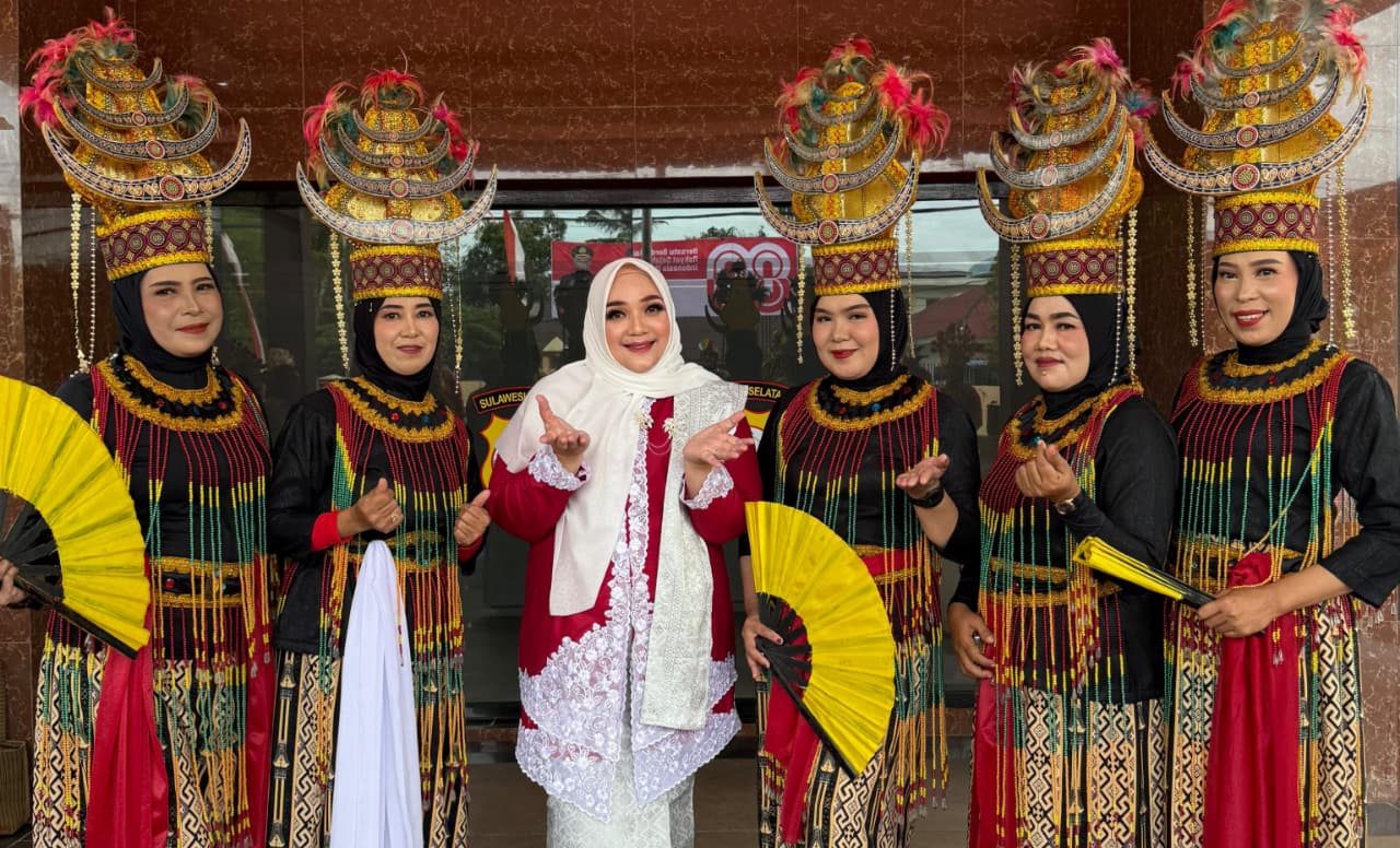 Tenaga Pendidik MTsN 1 Sinjai Ikut Meriahkan Tari Bhinneka Tunggal Ika HUT ke-80 RI