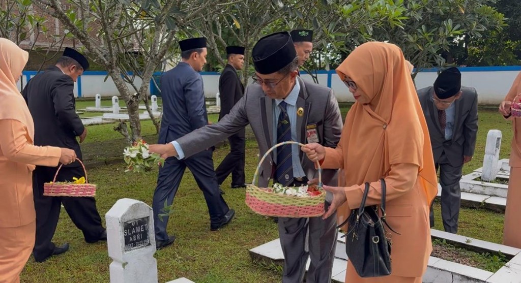 Kakankemenag Maros H. Nur Halik tabur bunga di TMP Maros. (Foto: Vhica))
