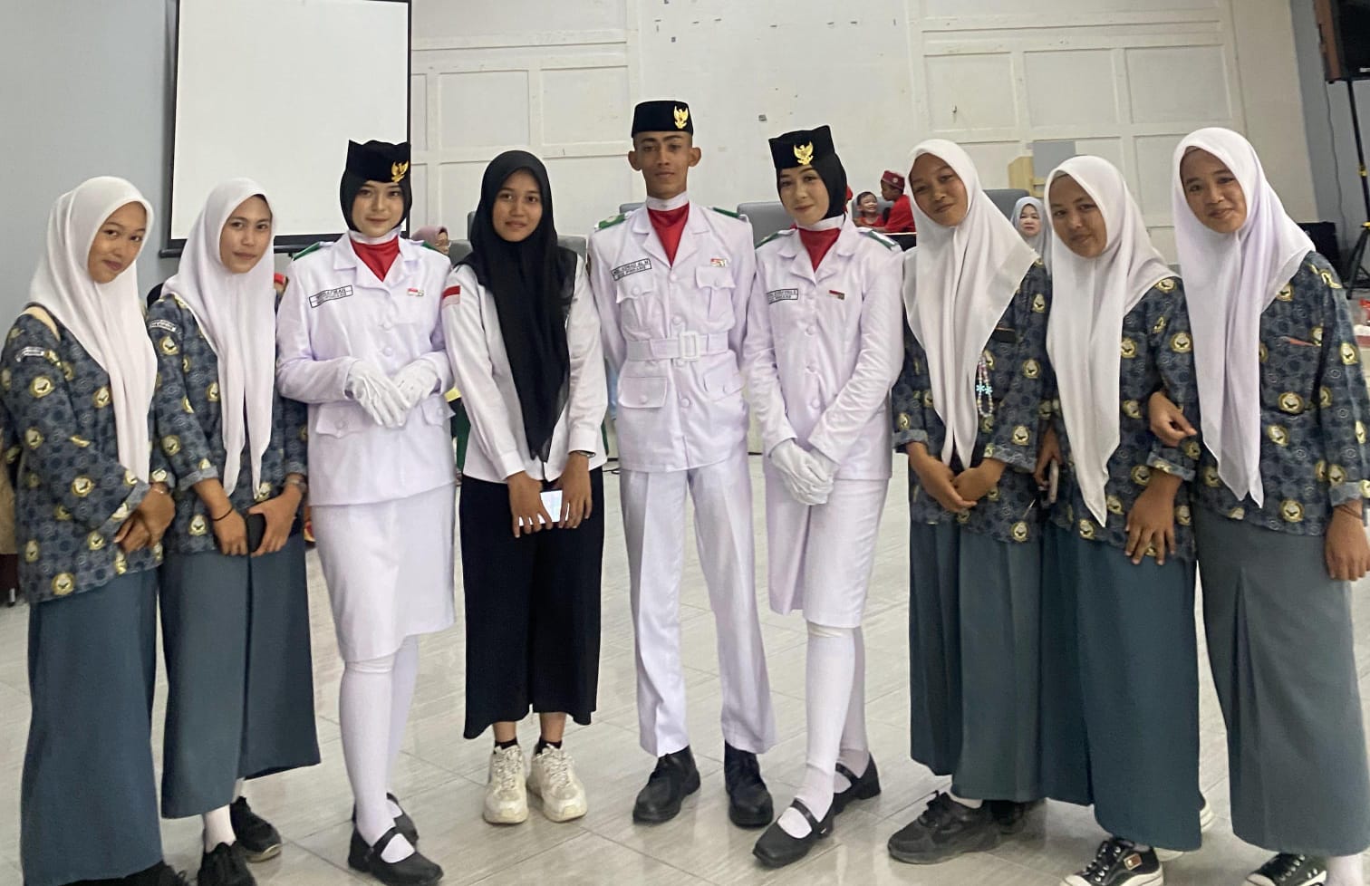 Tiga Siswa MAN Pinrang Harumkan Madrasah, Kibarkan Sang Merah Putih di HUT RI ke-80 Pinrang