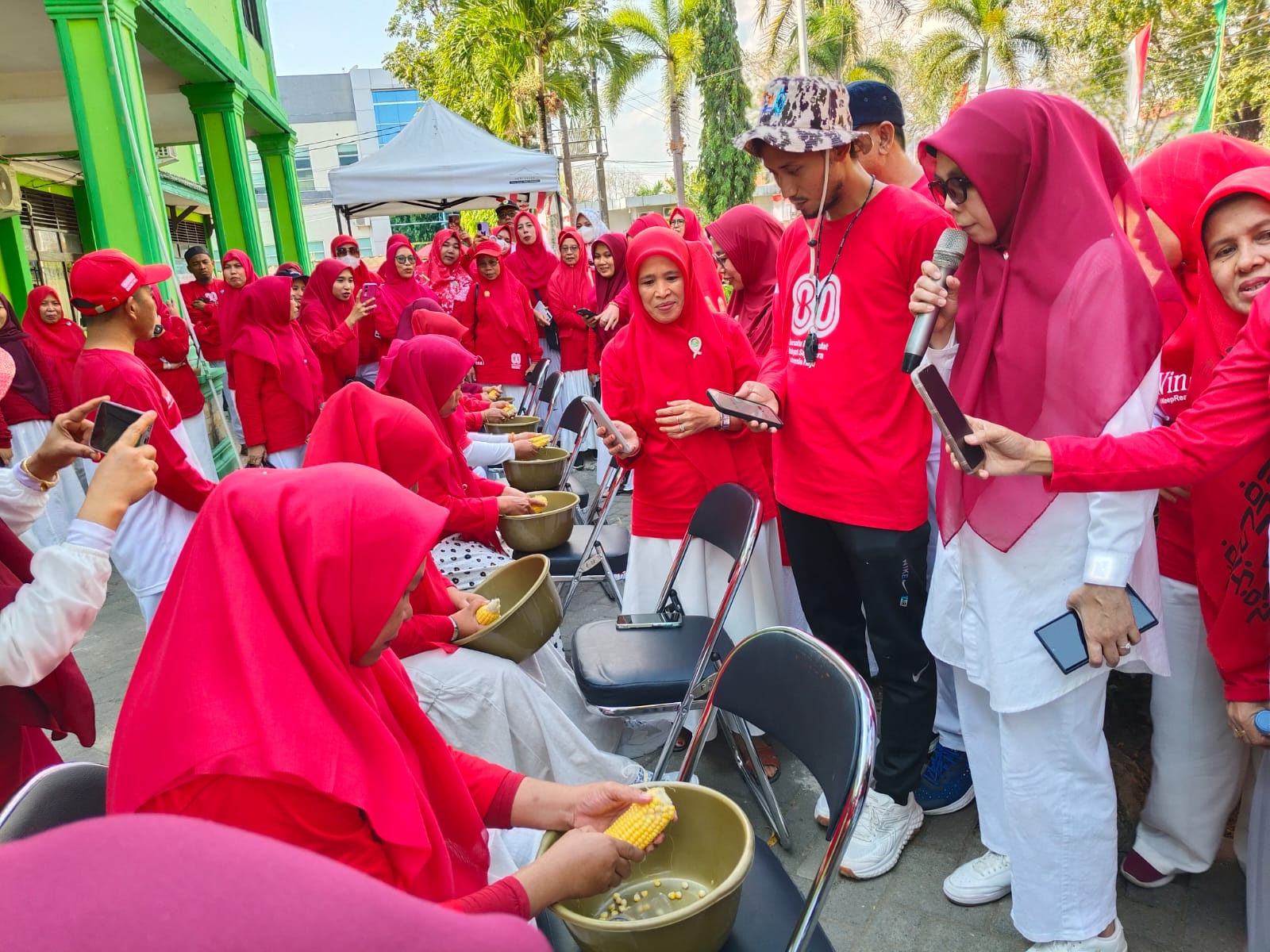 Suasana lomba 17 Agustus di halaman kantor Kemenag Takalar