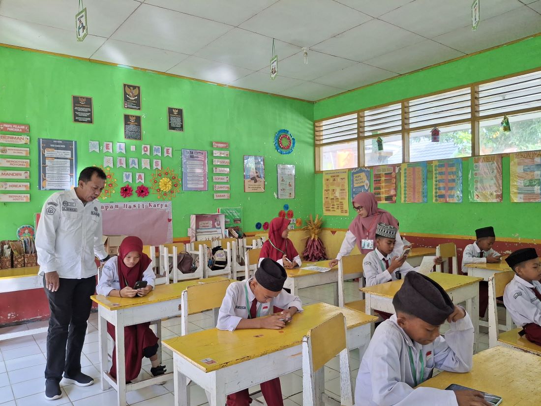 Kepala MIN 4 Bone, Andi Irwan, Memastikan Kelancaran dan Ketertiban Selama asesman Berlangsung.