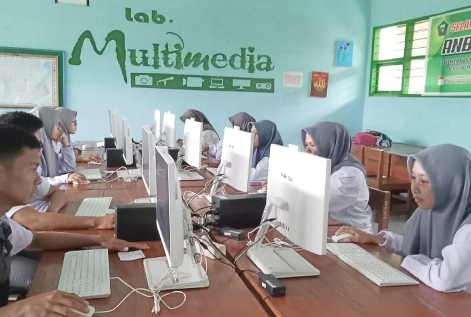 Para siswa tampak serius menyimak soal