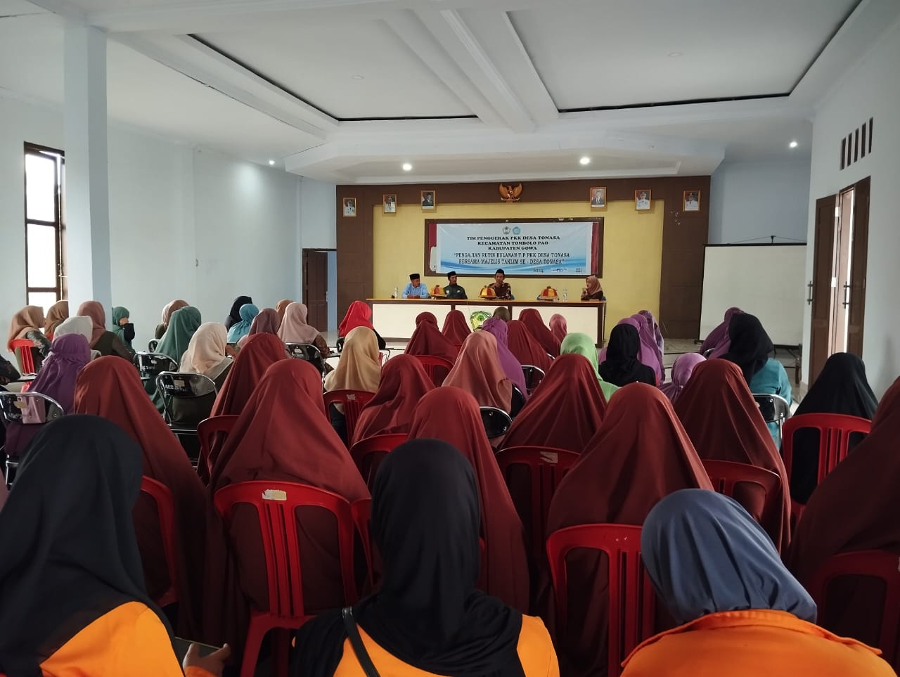 Suasana pertemuan di aula Desa Tonasa